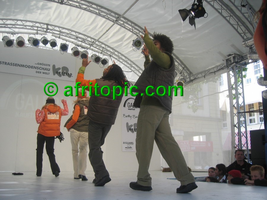 ../Images/Krefeld-Strssenmodenschau-2005 231.jpg